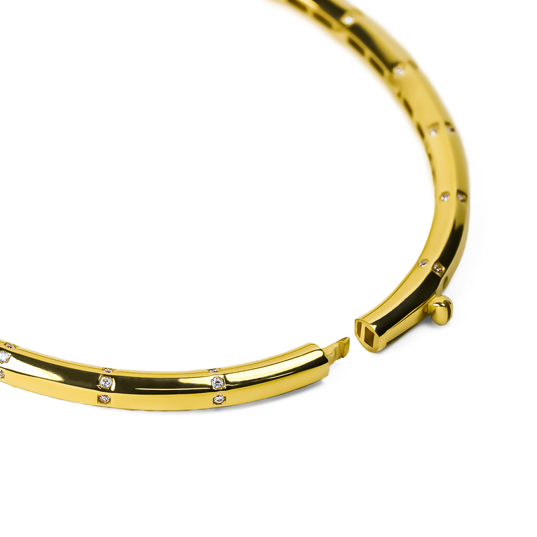Pulsera Brazalete lunares cristal, elaborada en oro 18K por Joyería Caracas. Cuenta con su garantía de por vida.