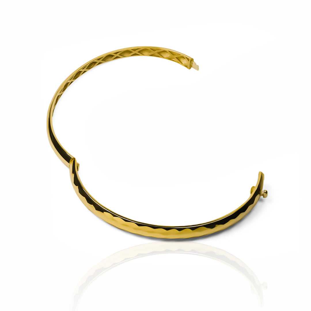 Pulsera Brazalete medio diamantado elaborada en oro 18K por Joyería Caracas, cuenta con garantía de por vida.