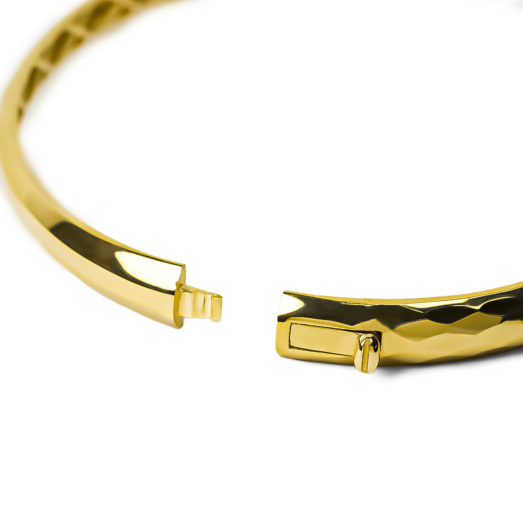 Pulsera Brazalete medio diamantado elaborada en oro 18K por Joyería Caracas, cuenta con garantía de por vida.