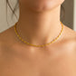 Cuello de mujer usando una cadena en tejido Calabrote en oro amarillo de 18 quilates de Joyería caracas. 