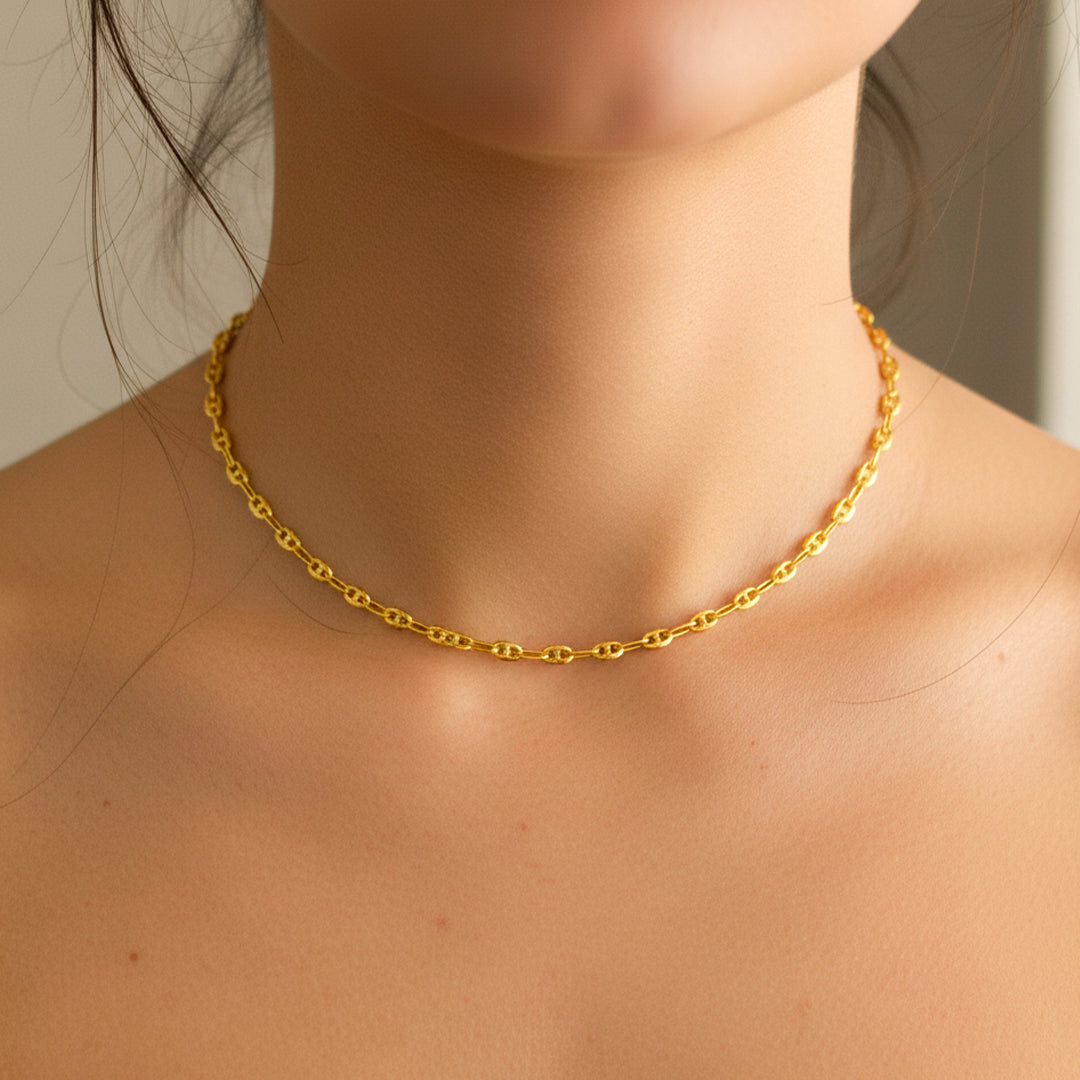 Cuello de mujer usando una cadena en tejido Calabrote en oro amarillo de 18 quilates de Joyería caracas. 