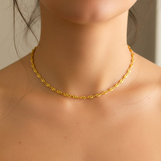 Cuello de mujer usando una cadena en tejido Calabrote en oro amarillo de 18 quilates de Joyería caracas. 