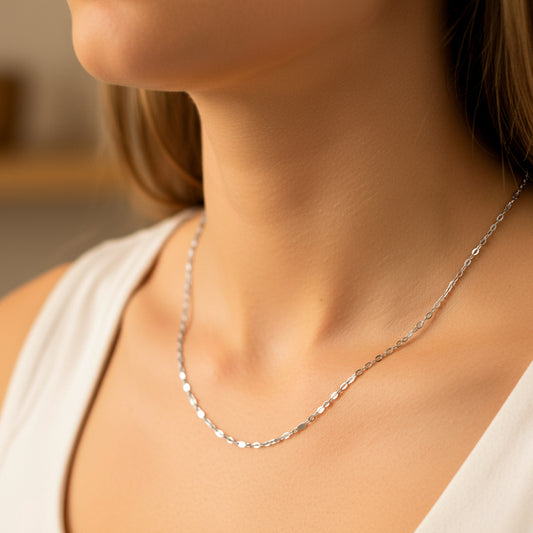 Cuello de mujer usando una cadena en tejido classic en oro blanco de 18 quilates de Joyería Caracas. 