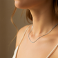 Cuello de mujer usando una cadena en tejido classic en oro blanco de 18 quilates de Joyería Caracas. 