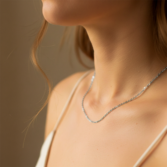 Cuello de mujer usando una cadena en tejido classic en oro blanco de 18 quilates de Joyería Caracas. 