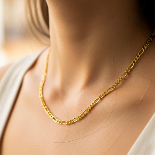 Cuello de mujer usando una cadena en tejido cubano de 45 cm en oro amarillo de 18 quilates de Joyería Caracas. 
