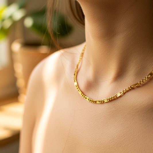 Cuello de mujer usando una cadena en tejido cubana 3x1 diamantada en oro amarillo de 18 quilates de Joyería Caracas. 