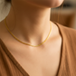 Cuello de mujer usando una cadena en tejido cubano en oro amarillo de 18 quilates de Joyería Caracas. 