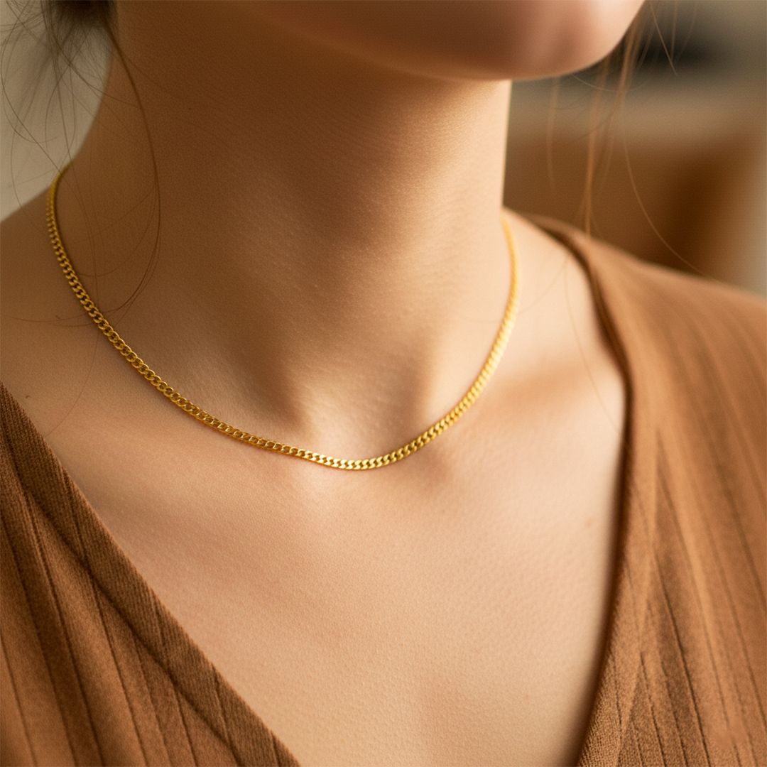 Cuello de mujer usando una cadena en tejido cubano en oro amarillo de 18 quilates de Joyería Caracas. 