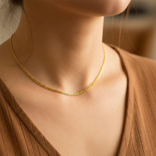 Cuello de mujer usando una cadena en tejido cubano en oro amarillo de 18 quilates de Joyería Caracas. 
