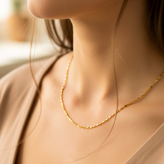 Cuello de mujer usando una cadena en tejido franco en oro amarillo de 18 quilates de Joyería Caracas. 