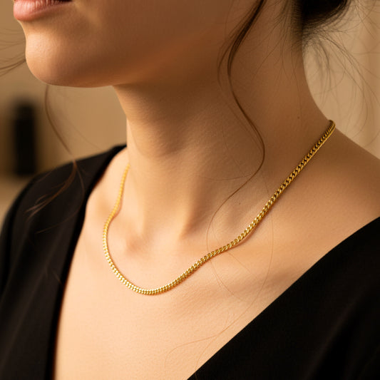 Cuello de mujer usando una cadena tejido mini cubana en oro amarillo de 18 quilates de Joyería Caracas. 