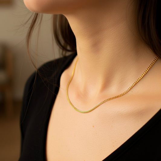Cuello de mujer usando una cadena en tejido mini cubana en oro amarillo de 18 quilates de Joyería Caracas. 
