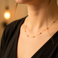 Cuello de mujer usando una cadena con esferas en oro amarillo de 18 quilates de Joyería Caracas. 