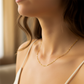 Cuello de mujer usando una cadena en tejido super skinny ghost en oro amarillo de 18 quilates de Joyería Caracas. 