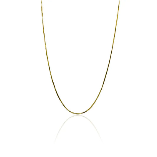 Cadena Venecia Style 50 es el accesorio perfecto para añadir un toque de elegancia y sofisticación a tu estilo. Hecha con Joyería Caracas y acabada en oro 18k.