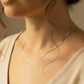 Cuello de mujer usando una cadena en tejido Venecia en oro blanco de 18 quilates de Joyería Caracas. 