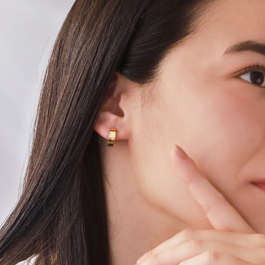 Oreja de mujer usando candongas diamantadas en oro amarillo de 18 quilates de Joyería Caracas.
