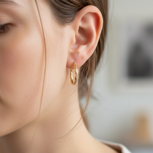 Oreja de modelo usando unas candongas melcocha en oro amarillo de 18 quilates de Joyería Caracas.