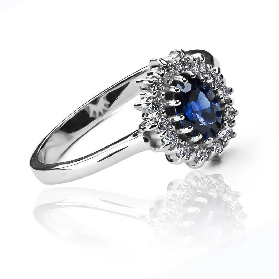 Anillo de compromiso lady zafiro-diamantes para sellar su amor con estilo y elegancia. Fabricado en Joyería Caracas en oro 18k y con certificado de calidad.