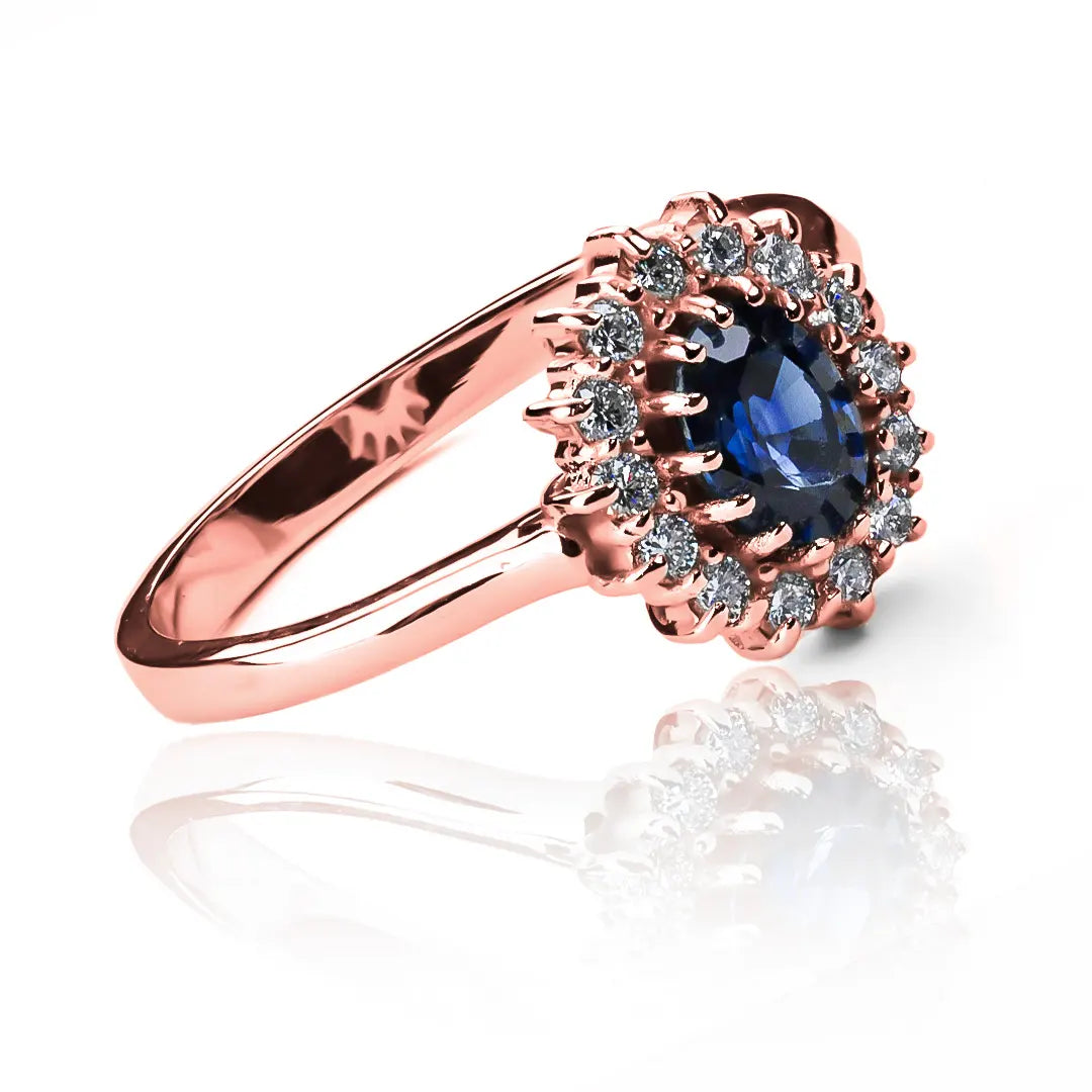 Anillo de compromiso lady zafiro-diamantes para sellar su amor con estilo y elegancia. Fabricado en Joyería Caracas en oro 18k y con certificado de calidad.