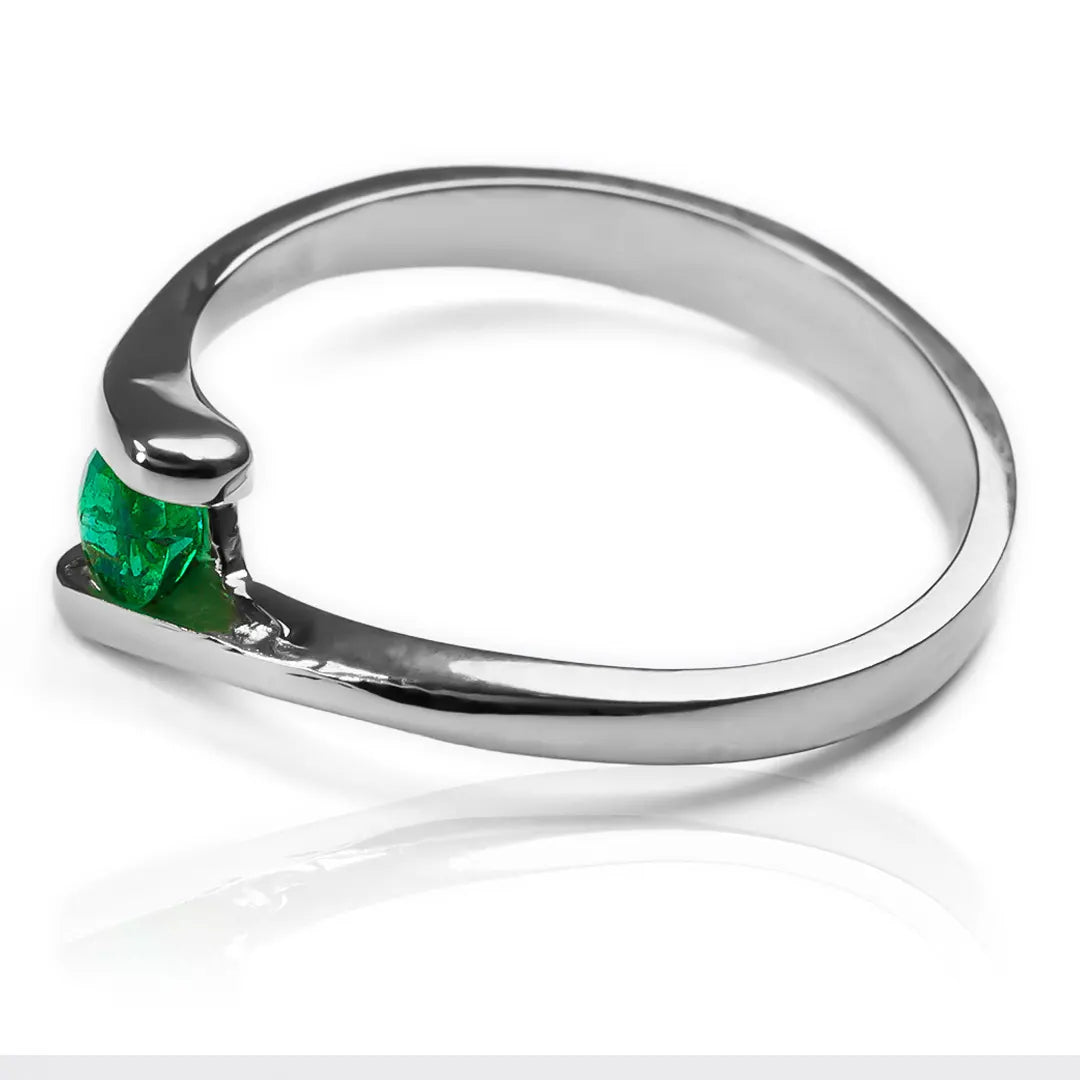 Anillo de compromiso Brenda II diseñado por Joyería Caracas. Hecho en oro 18k y acompañado de un certificado que garantiza su durabilidad para toda la vida.