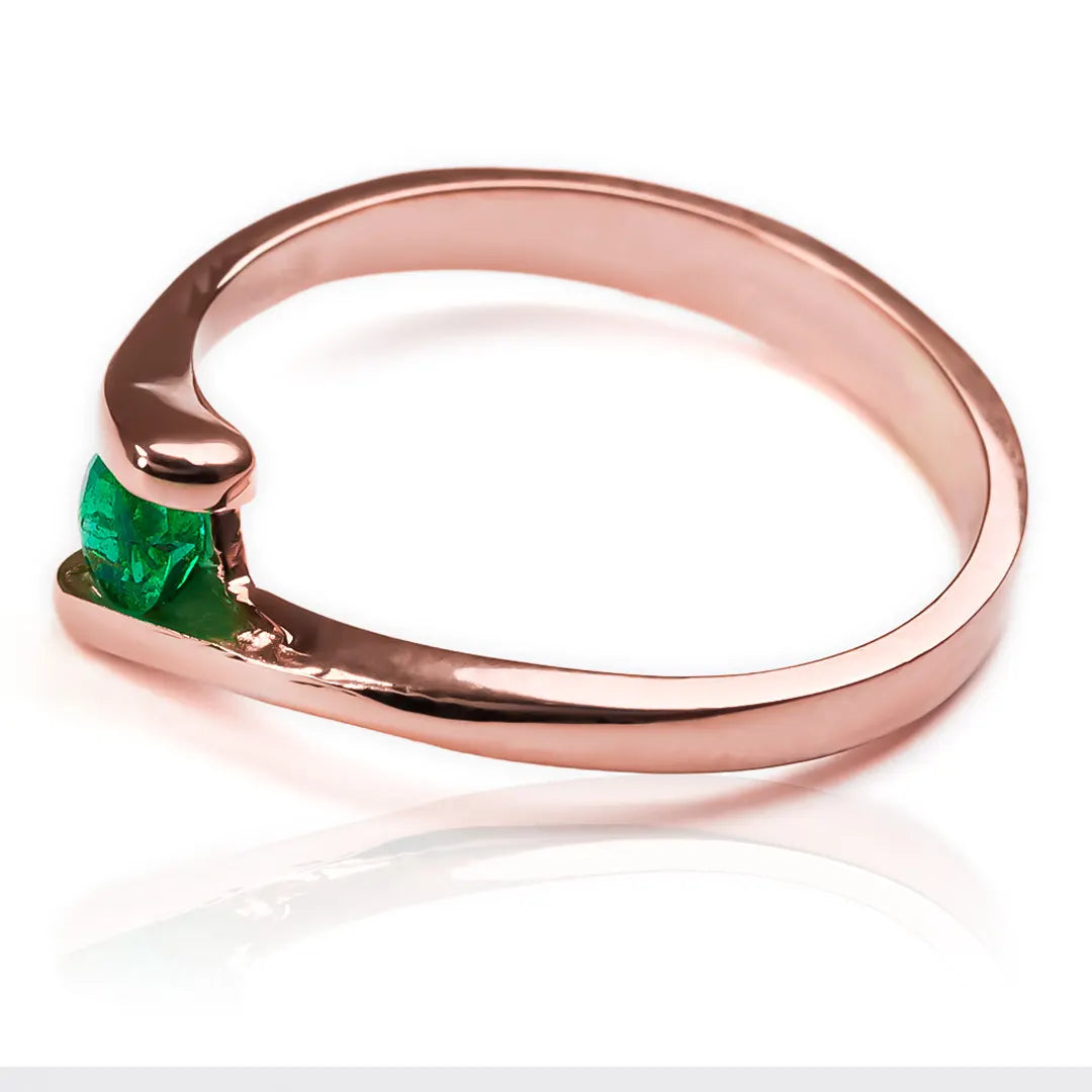 Anillo de compromiso Brenda II diseñado por Joyería Caracas. Hecho en oro 18k y acompañado de un certificado que garantiza su durabilidad para toda la vida.
