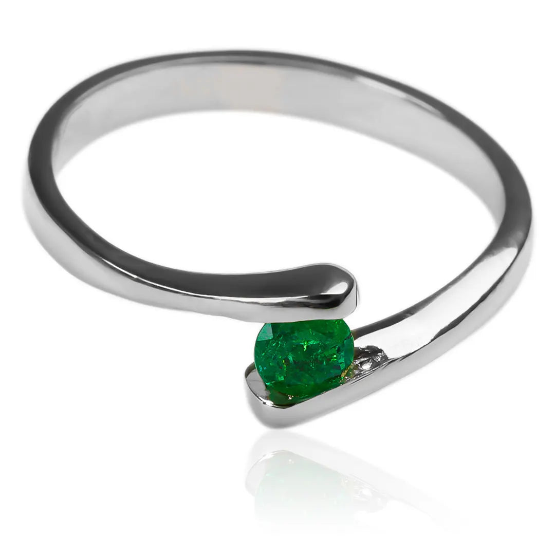 Anillo de compromiso Brenda II diseñado por Joyería Caracas. Hecho en oro 18k y acompañado de un certificado que garantiza su durabilidad para toda la vida.