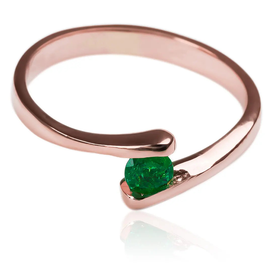 Anillo de compromiso Brenda II diseñado por Joyería Caracas. Hecho en oro 18k y acompañado de un certificado que garantiza su durabilidad para toda la vida.
