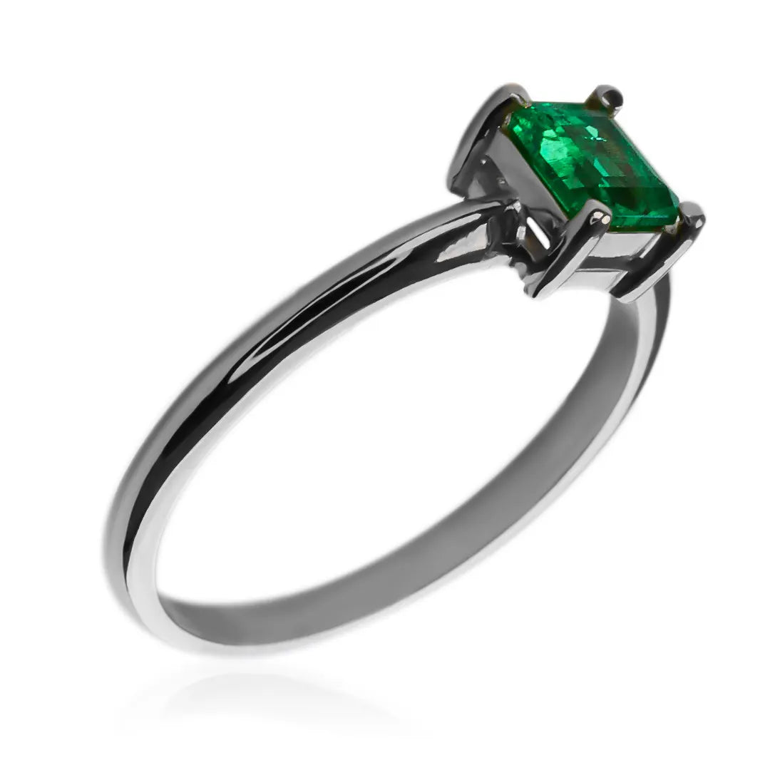 Anillo de compromiso Esmeralda colombiana de Joyería Caracas. Hecho en oro 18k y con un certificado de calidad y una garantía de por vida.