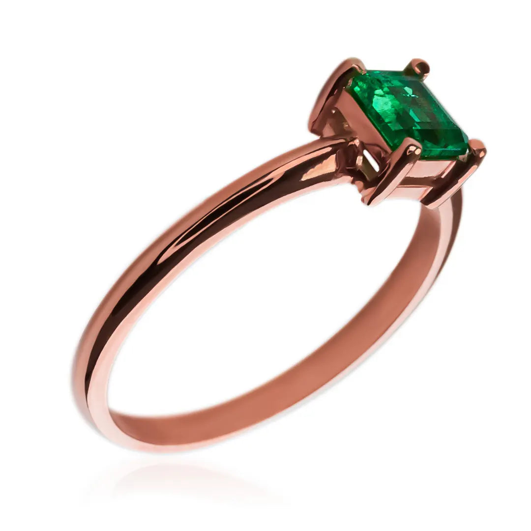 Anillo de compromiso Esmeralda colombiana de Joyería Caracas. Hecho en oro 18k y con un certificado de calidad y una garantía de por vida.