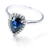 Anillo deep blue, con diamantes y zafiro azul fabricado en oro 18k por Joyería Caracas, cuenta con un certificado de calidad y garantía de por vida.