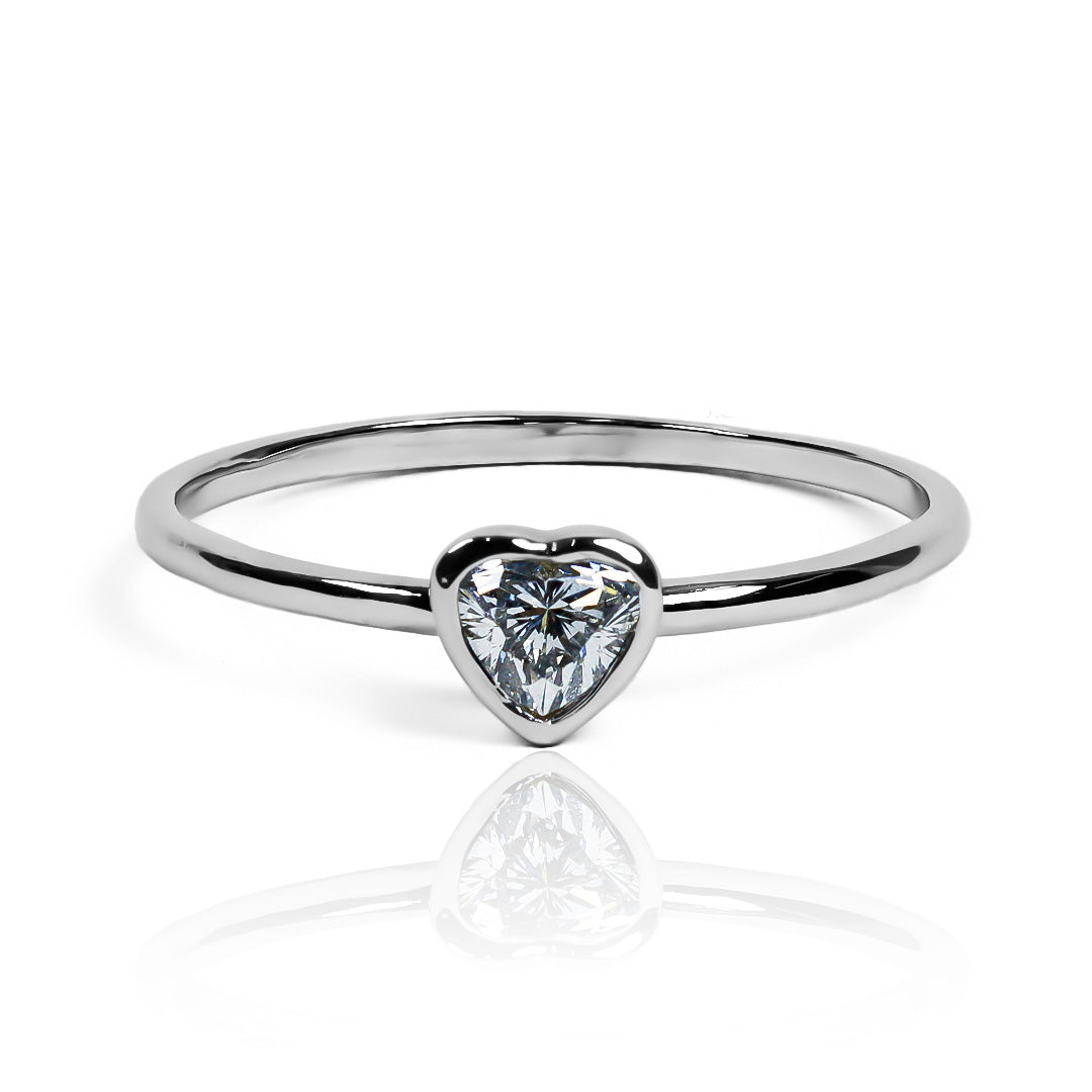 Anillo de compromiso Diamond Heart. Fabricado en Joyería Caracas con oro de 18 quilates y certificado de calidad garantizado para una vida.