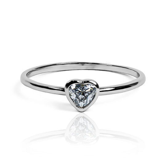 Anillo de compromiso Diamond Heart. Fabricado en Joyería Caracas con oro de 18 quilates y certificado de calidad garantizado para una vida.