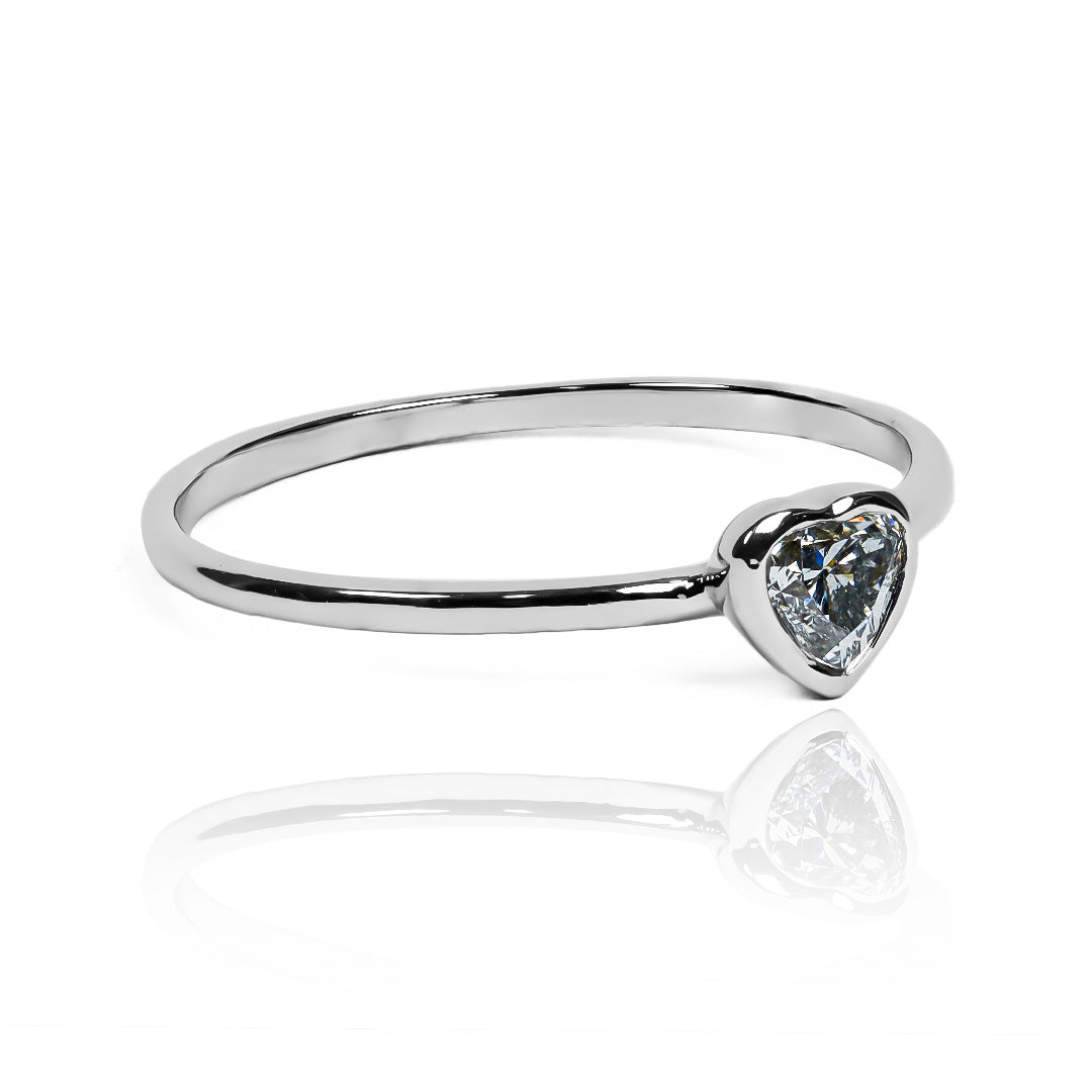 Anillo de compromiso Diamond Heart. Fabricado en Joyería Caracas con oro de 18 quilates y certificado de calidad garantizado para una vida.