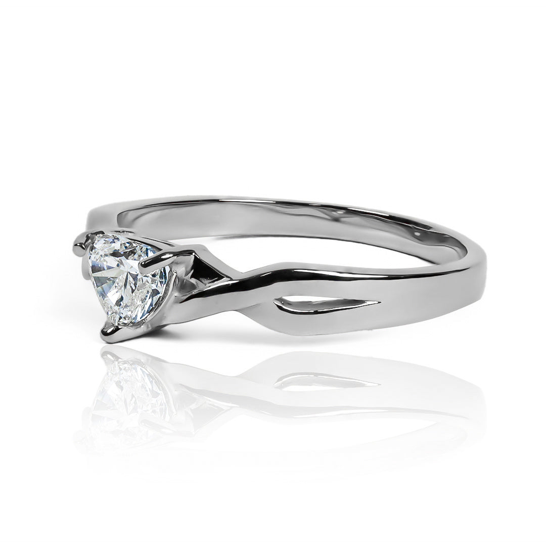 Anillo de compromiso Diamond Heart. Confeccionado con oro 18k de la más alta calidad y certificado de garantía para toda la vida en Joyería Caracas.