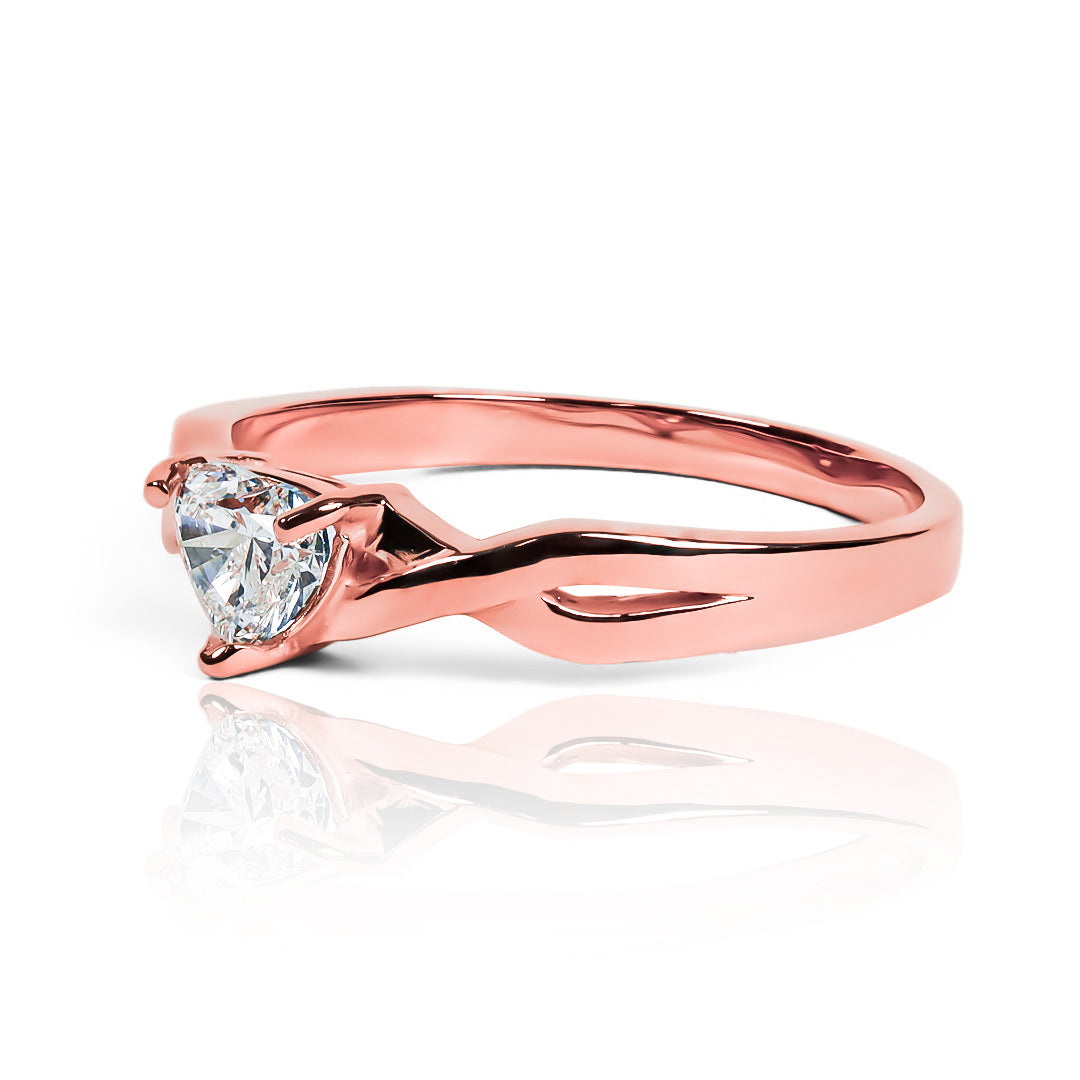 Anillo de compromiso Diamond Heart. Confeccionado con oro 18k de la más alta calidad y certificado de garantía para toda la vida en Joyería Caracas.
