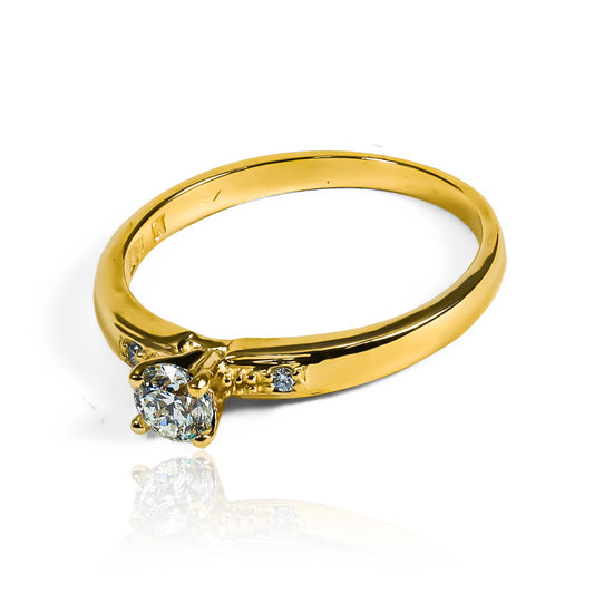 Anillo de compromiso diamond fancy CJP. Joyería Caracas cuenta con un espectacular diamante y un elegante diseño en oro 18 k. Además, viene con certificado de calidad y garantía para toda la vida.