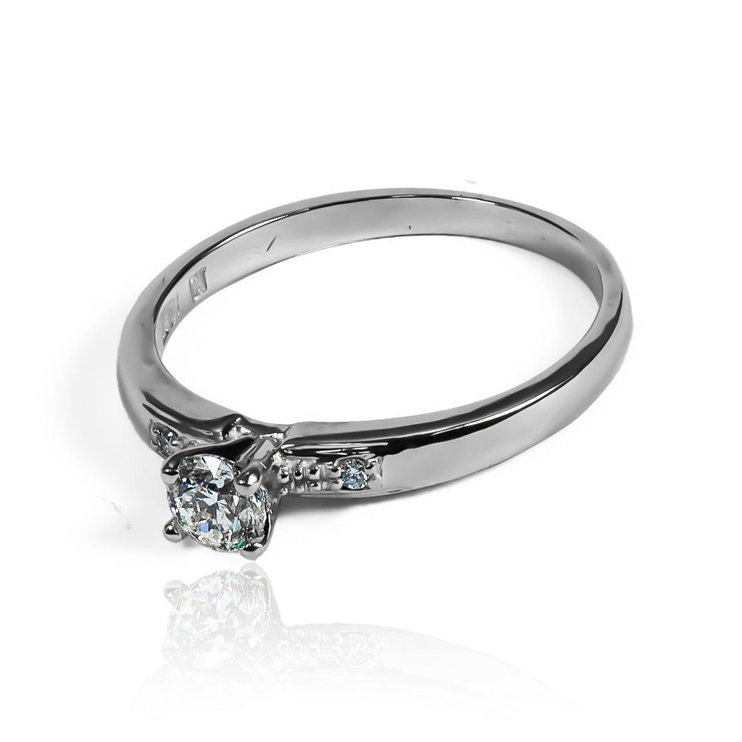 Anillo de compromiso diamond fancy CJP. Joyería Caracas cuenta con un espectacular diamante y un elegante diseño en oro 18 k. Además, viene con certificado de calidad y garantía para toda la vida.