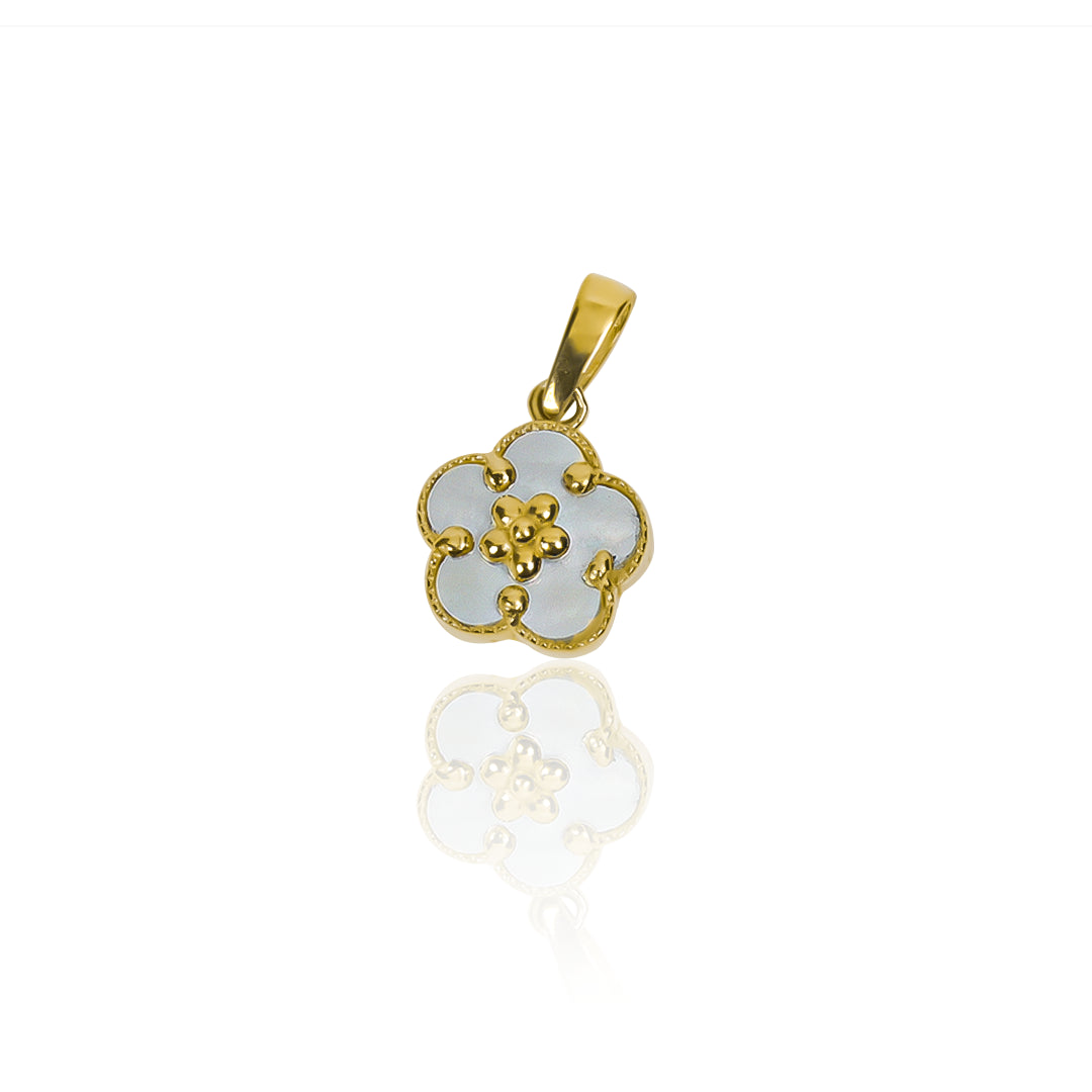 Dije de Nacar en oro de 18k de la Joyería Caracas. Con su diseño en forma de flor, este accesorio cuenta con certificado de calidad y garantía de por vida.