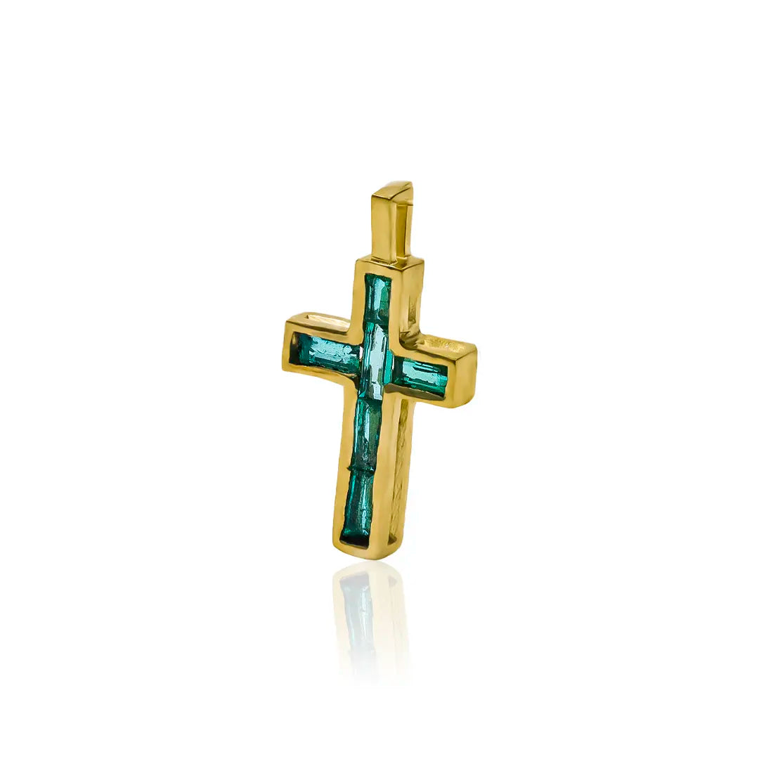 Dije Cruz Baguette SS (Emeralds), elaborada en oro 18K con Esmeraldas en corte baguette, cuenta con certificado de calidad y garantía de por vida.