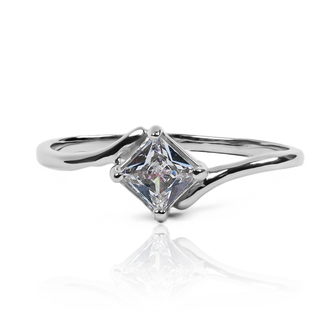 Anillo de compromiso dual love II. Diseñado en Joyería Caracas, este anillo de oro de 18k viene con un certificado de calidad y garantía para toda la vida.