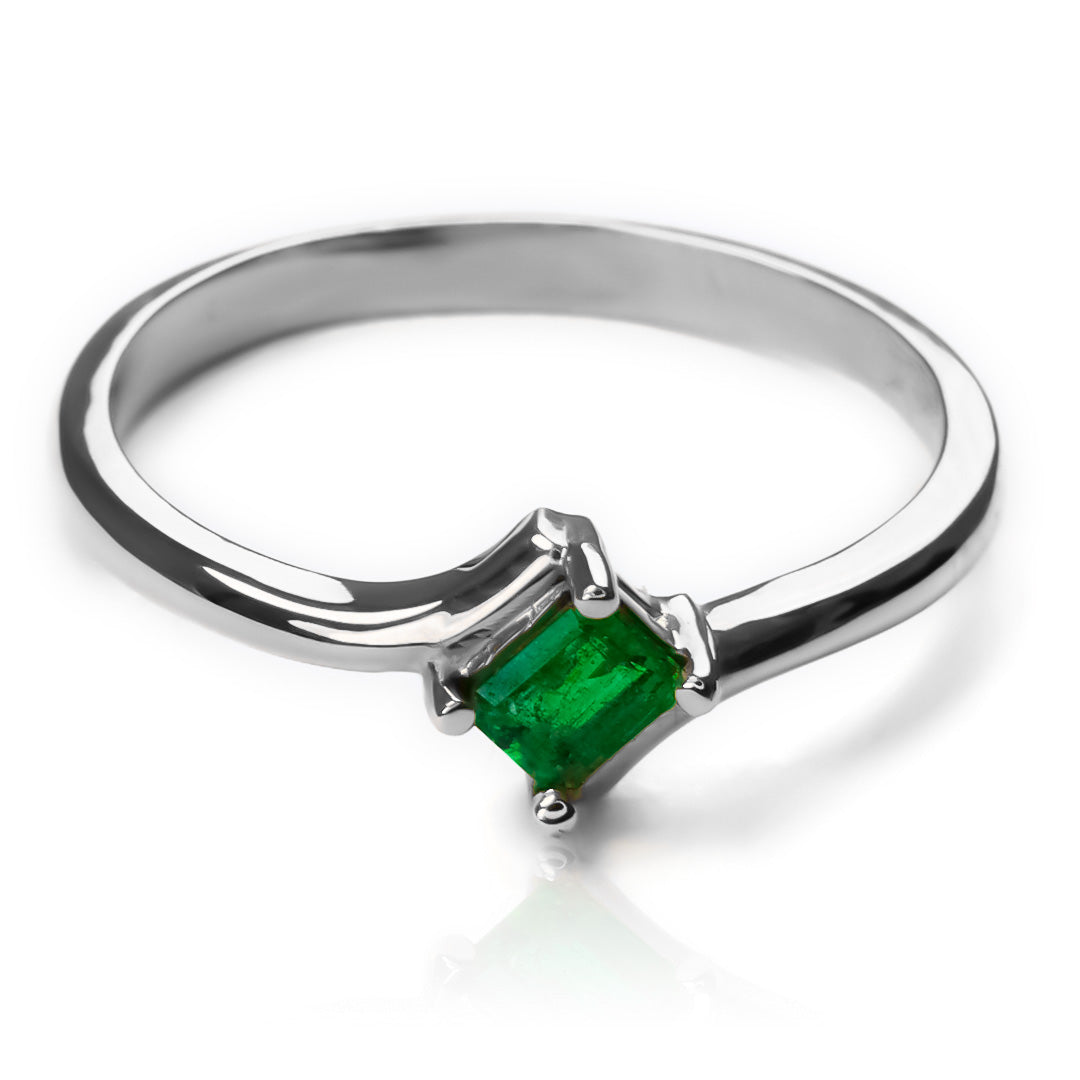Anillo de compromiso dual love esmeralda. Confeccionado en Joyería Caracas con oro de 18 k y certificado de calidad y garantía de por vida.