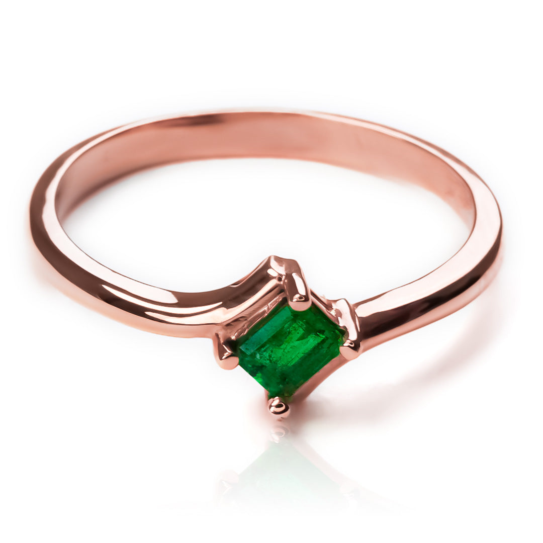 Anillo de compromiso dual love esmeralda. Confeccionado en Joyería Caracas con oro de 18 k y certificado de calidad y garantía de por vida.