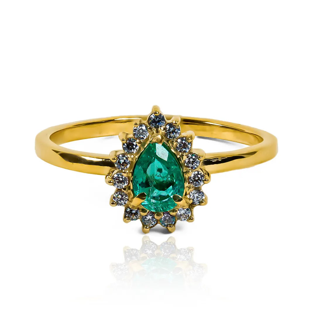 Anillo de compromiso emerald drop small es una joya exquisita de Joyería Caracas. Hecho de oro 18k, cuenta con certificado de calidad y garantía para toda la vida.