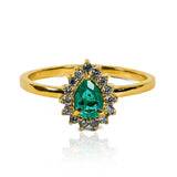 Anillo de compromiso emerald drop small es una joya exquisita de Joyería Caracas. Hecho de oro 18k, cuenta con certificado de calidad y garantía para toda la vida.