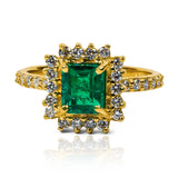 Anillo de compromiso Lady Square, una joya de oro 18k de Joyería Caracas con un deslumbrante Diamante y Esmeralda. Cuenta con un certificado de calidad y garantía para toda la vida.