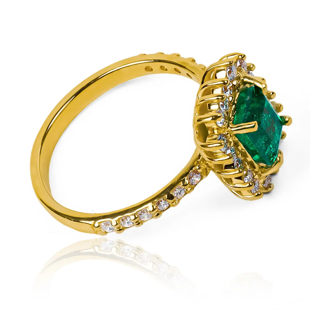 Anillo de compromiso Lady Square, una joya de oro 18k de Joyería Caracas con un deslumbrante Diamante y Esmeralda. Cuenta con un certificado de calidad y garantía para toda la vida.