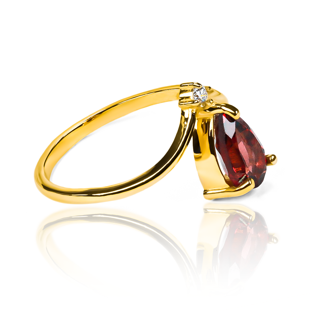 Anillo Garnet Passion, hecho de oro 18k con certificado de calidad y garantía de por vida, esta Joyería Caracas es una elección sofisticada y exclusiva para un momento tan especial.