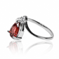 Anillo Garnet Passion, hecho de oro 18k con certificado de calidad y garantía de por vida, esta Joyería Caracas es una elección sofisticada y exclusiva para un momento tan especial.